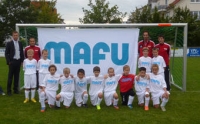 Die E-Jugend des SV Heselwangen und MAFU Geschäftsführer Ralph Lehleuter (erster von links) mit neuen Trikots vor dem ersten Saisonspiel.