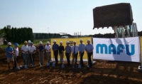 Der Rosenfelder OB Thomas Miller (rechts im Bild, MAFU-Geschäftsführer Ralph Lehleuter (Zweiter von Rechts), Vertreter des Bauherren und Generalunternehmens sowie das Planerteam haben allen Grund sich über den MAFU-Neubau zu freuen.